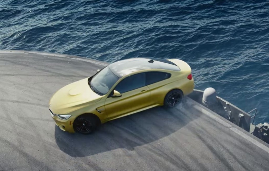 Pornografía Tuerca, BMW M4 drifteando… en un portaaviones