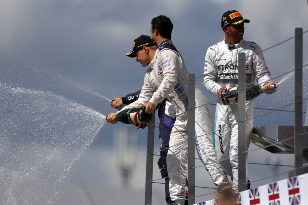 Fórmula 1, Lewis Hamilton aprovechó abandono de Rosberg para ganar en su tierra