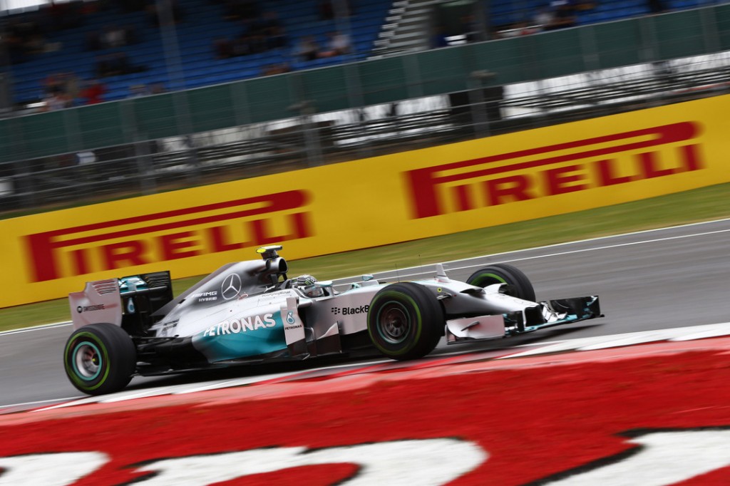 Nico Rosberg se impone en compleja sesión de clasificación de la Fórmula 1 en Silverstone