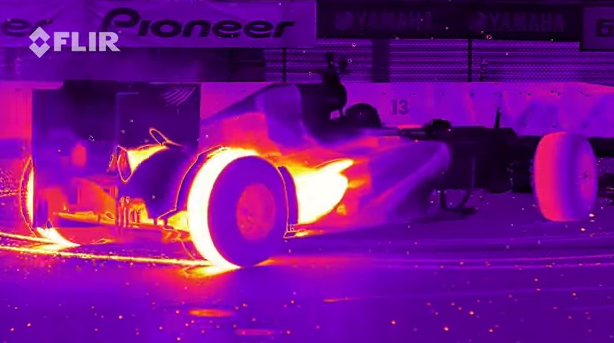 Video, ver un Fórmula 1 haciendo «donuts» con una cámara térmica es otra cosa