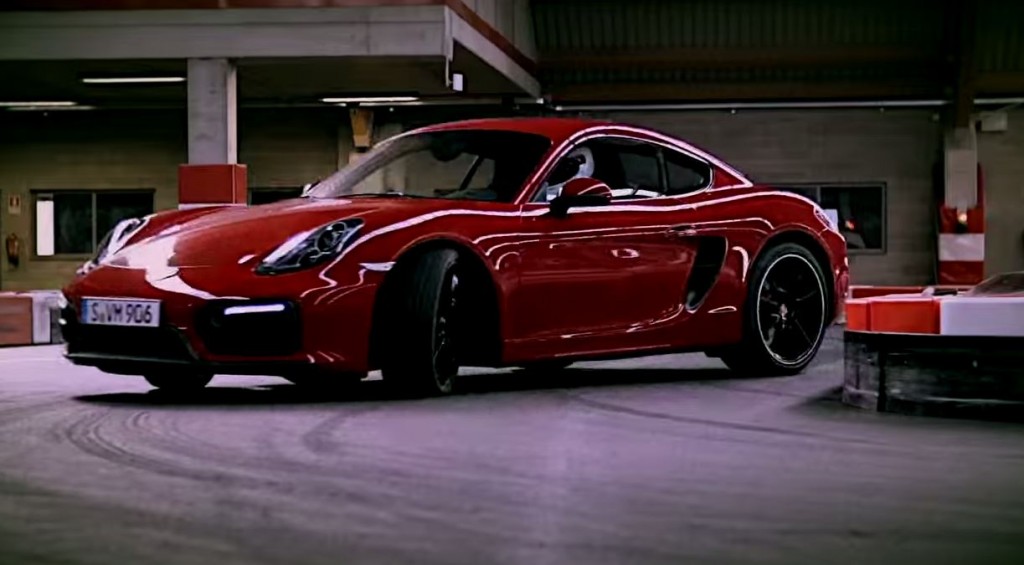 Video, Porsche Cayman GTS demuestra su maniobrabilidad en una pista de karting