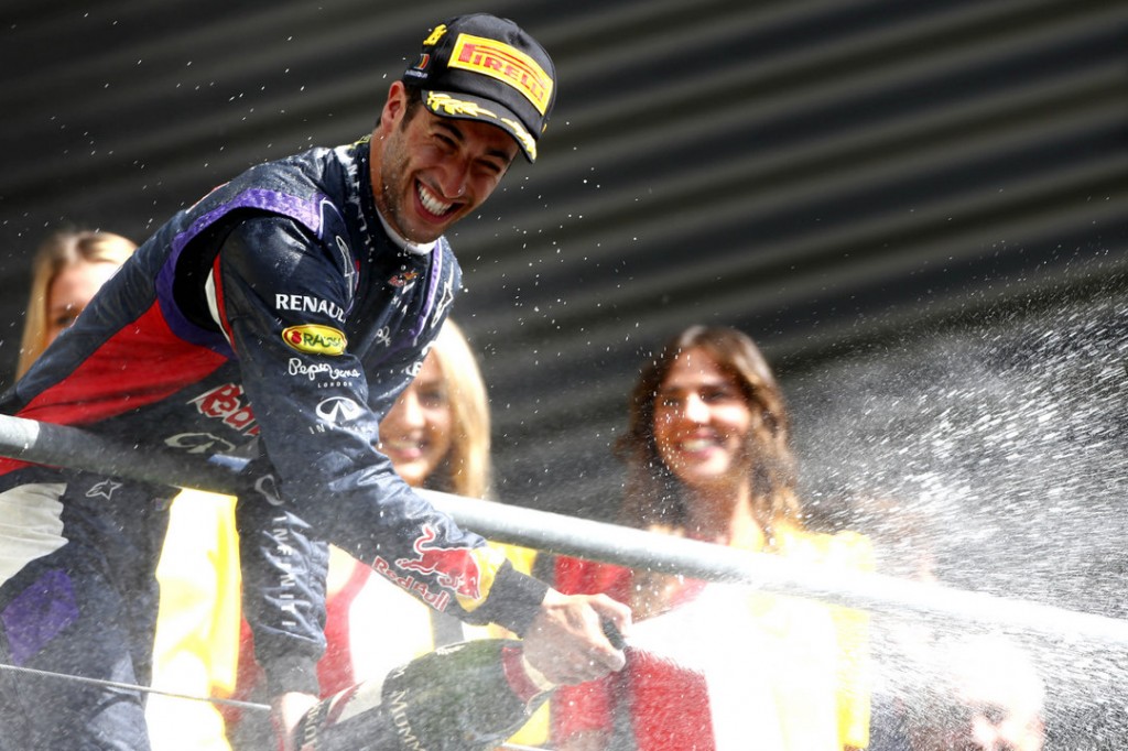 Fórmula 1, polémico toque entre los Mercedes permite que Daniel Ricciardo gane en Bélgica