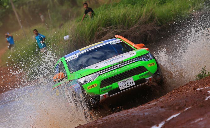 Mitsubishi Outlander PHEV compite en el Asia Cross Country Rally