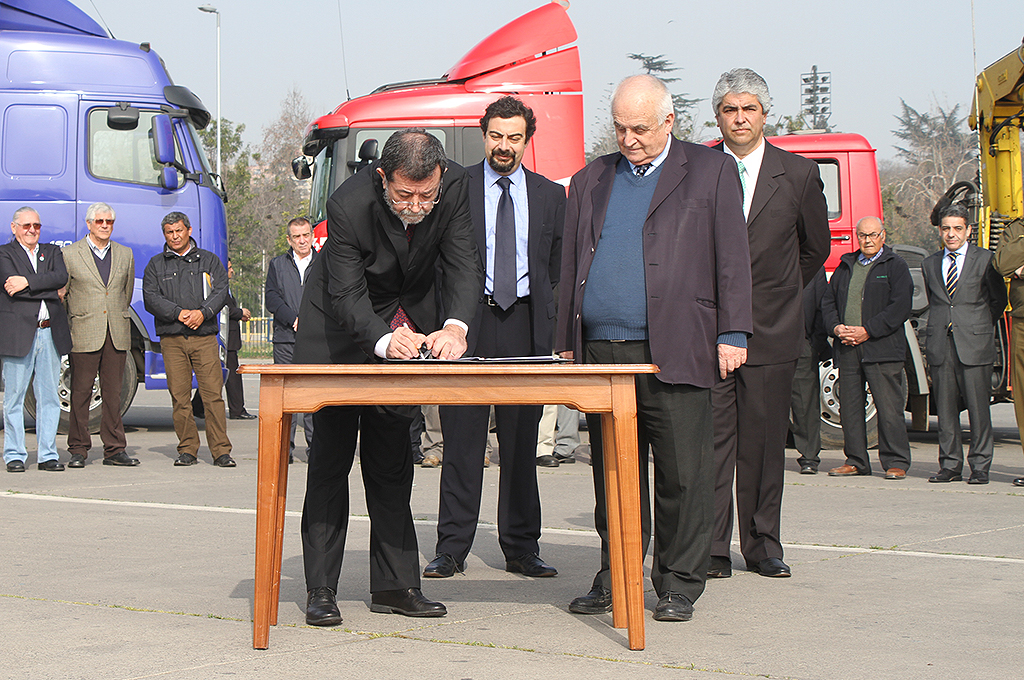 Gobierno y Transportistas de Carga firman acuerdo para mejorar la seguridad del transporte via terrestre
