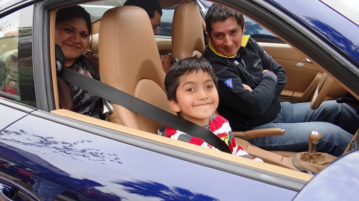 Club Porsche Chile nuevamente les entrega alegría y adrenalina a niños de Fundación Nuestros Hijos
