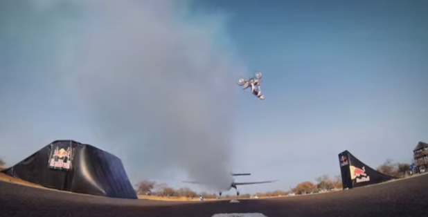 [Video] Backflip por arriba de un avión volando