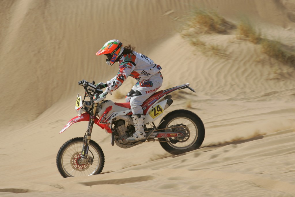 Laia Sanz hace historia al ganar la tercera etapa del Merzouga Rally en Marruecos
