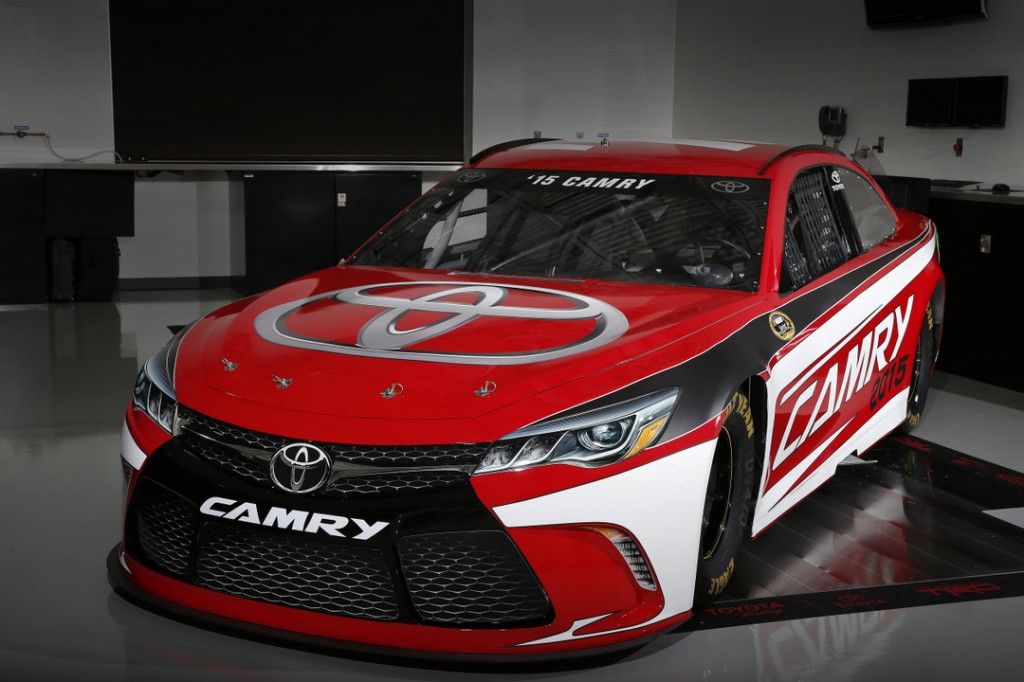 Toyota presenta su Camry para la NASCAR Sprint Cup 2015