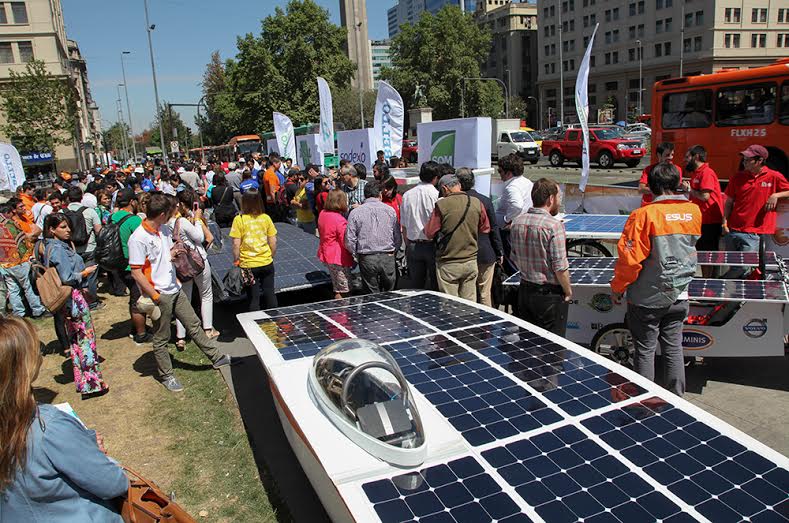 Presentan la Carrera Solar Atacama 2014 frente a La Moneda