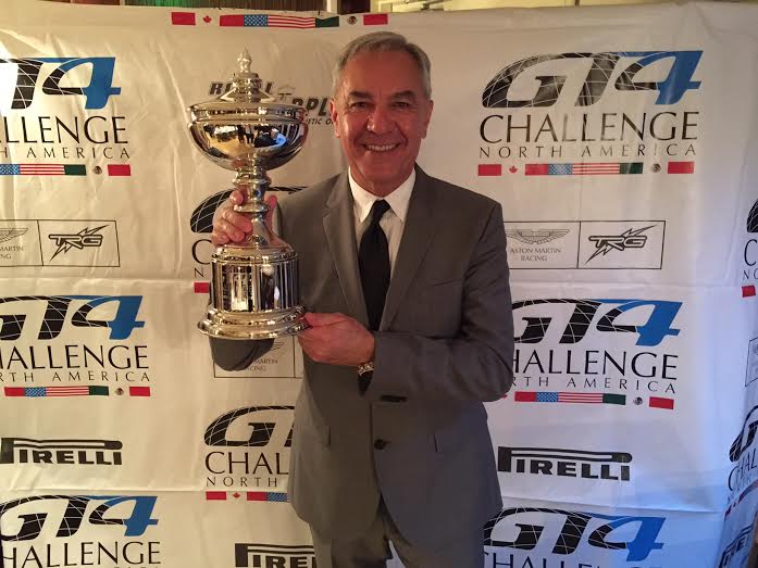 Eliseo Salazar es premiado por su título en la Aston Martin GT4 Challenge