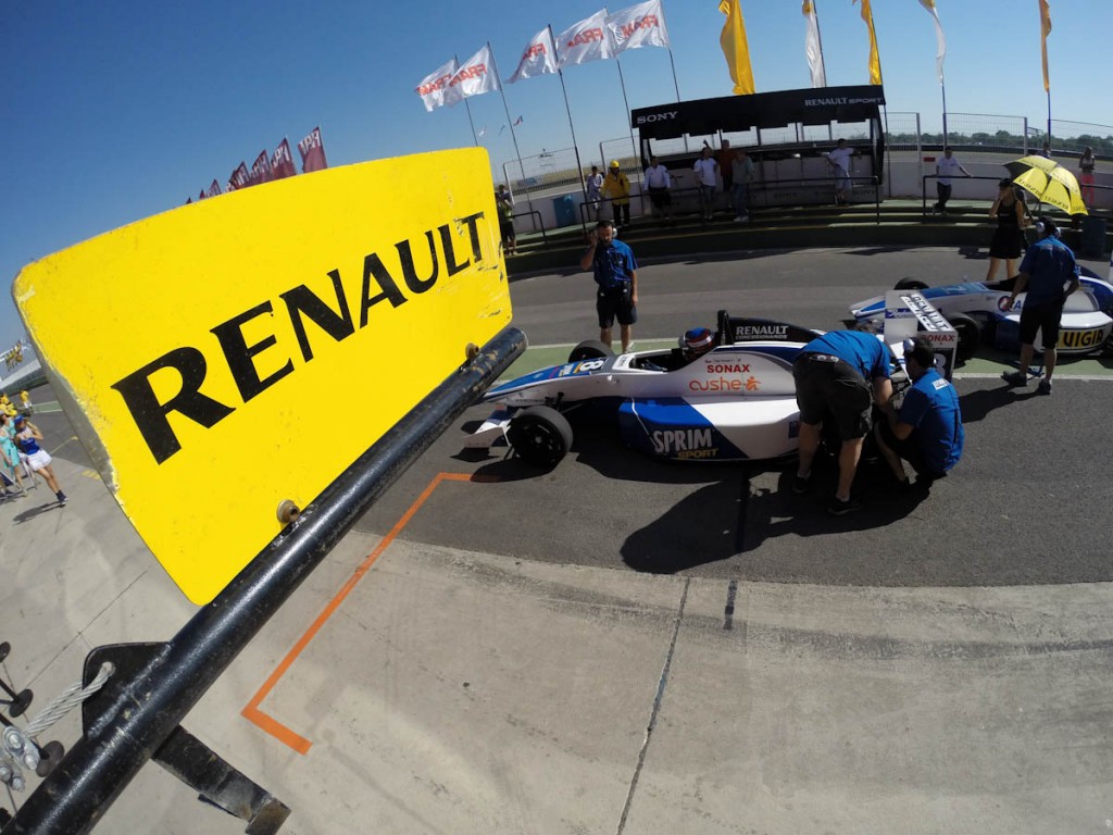 Los pilotos y equipos que correrán en la Fórmula Renault 2.0 en Codegua este fin de semana, junto al Super TC2000