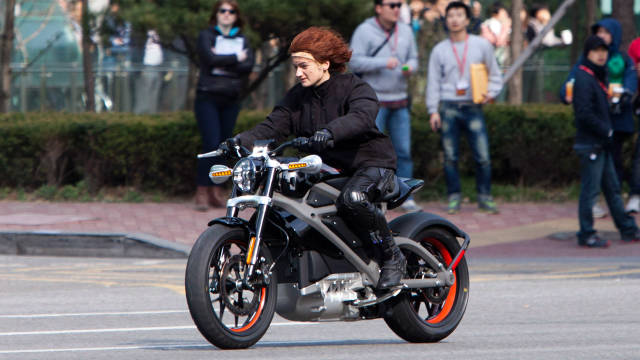 Scarlett Johansson y Los Avengers, la excusa para prestarle atencion a la LiveWire de Harley Davidson