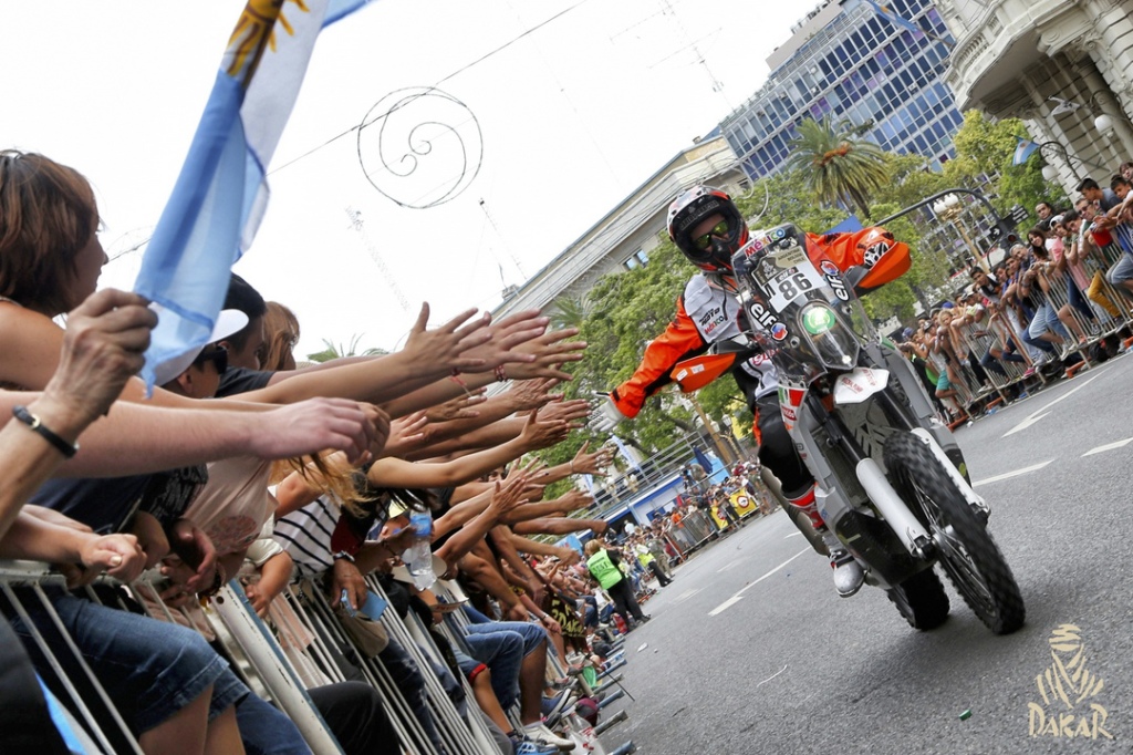 Gran marco de público destaca en la largada protocolar del Dakar 2015