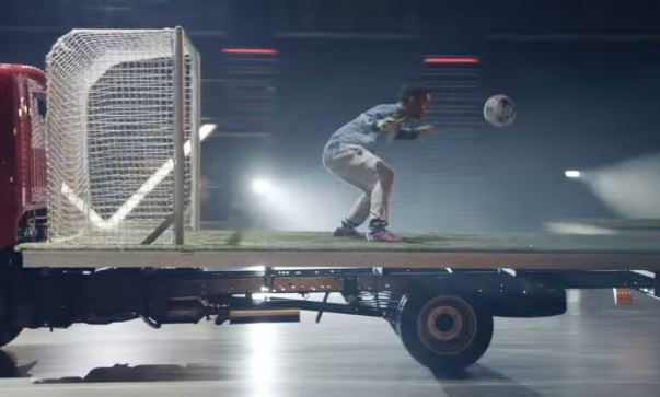 Touré Yaya protagoniza el impactante vídeo Truckerball de Nissan
