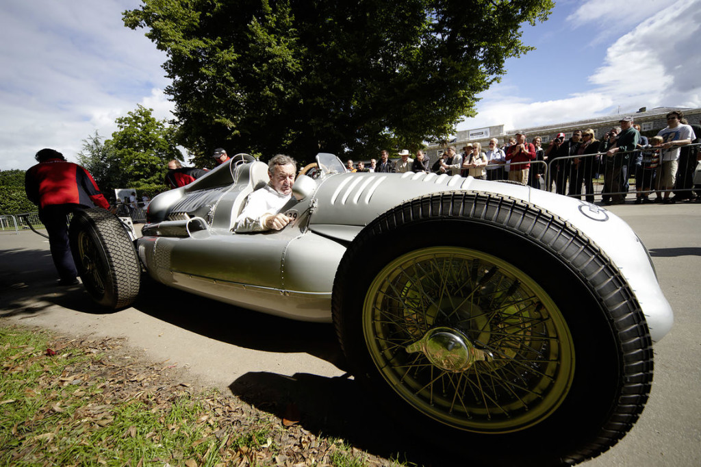 Baterista de Pink Floyd manejó superdeportivo de 1939 en el Festival de la Velocidad de Goodwood