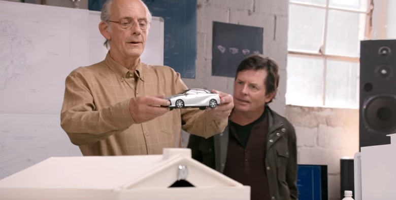Toyota le ofrece a Marty McFly y al Doc, un Mirai por el Delorean