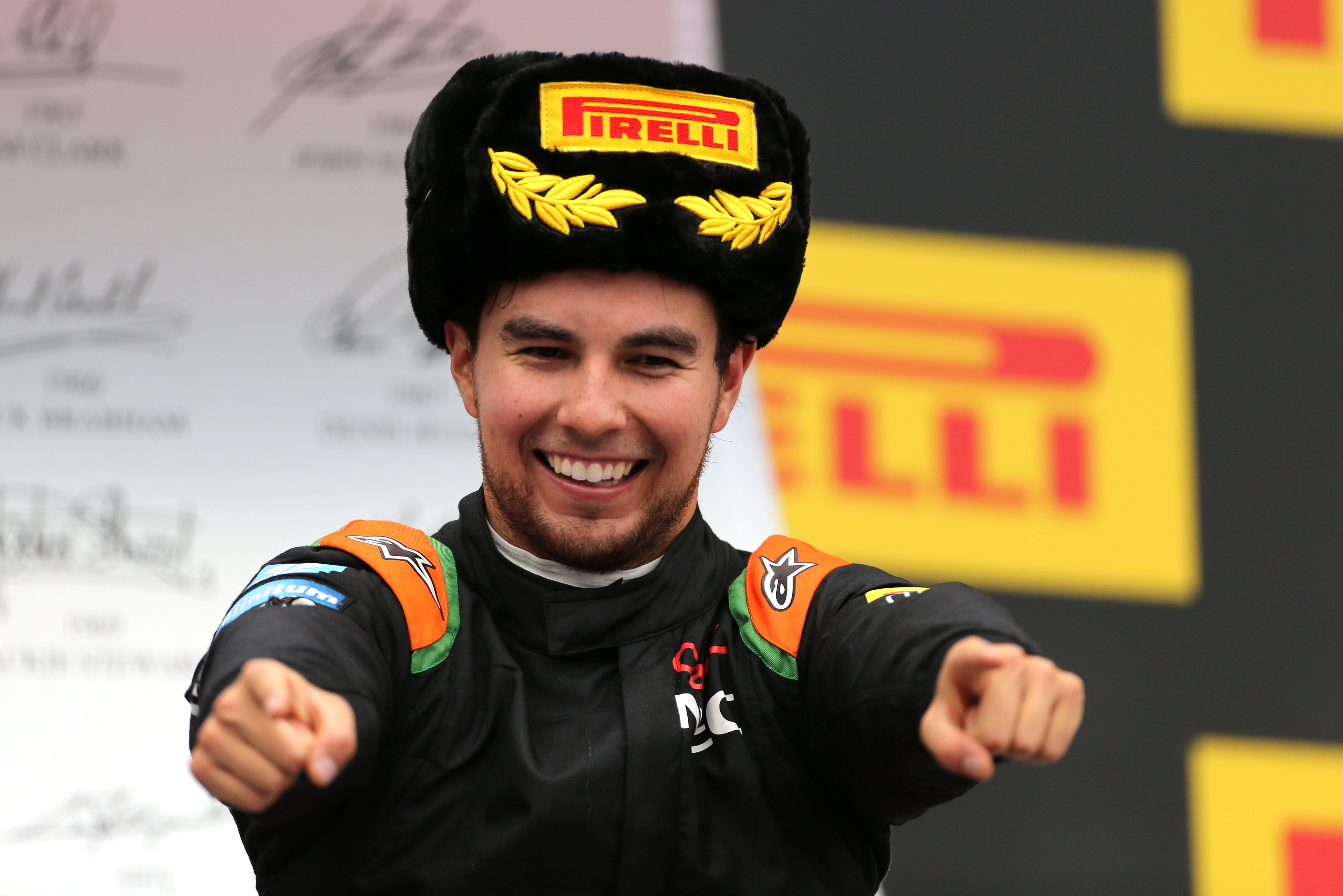 [Fórmula 1] Lewis Hamilton triunfó en Rusia, Sergio «Checo» Pérez subió ...