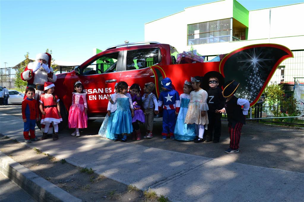 El Viejito Pascuero reparte alegría en su nuevo trineo Nissan NP300