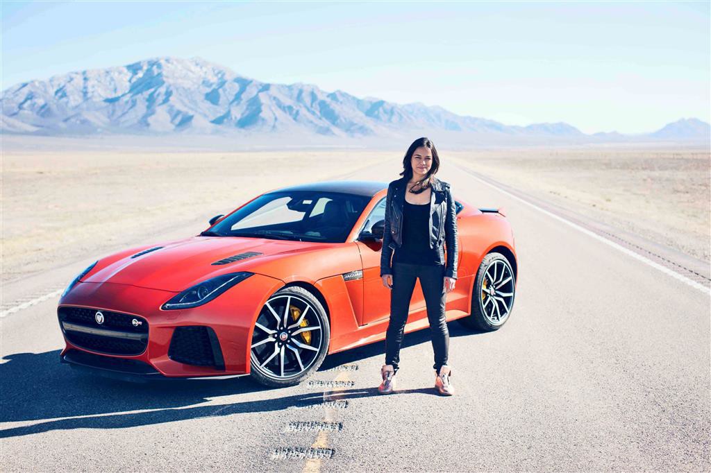 [Video] Michelle Rodríguez supera los 320 km/h en el nuevo Jaguar F-Type SVR