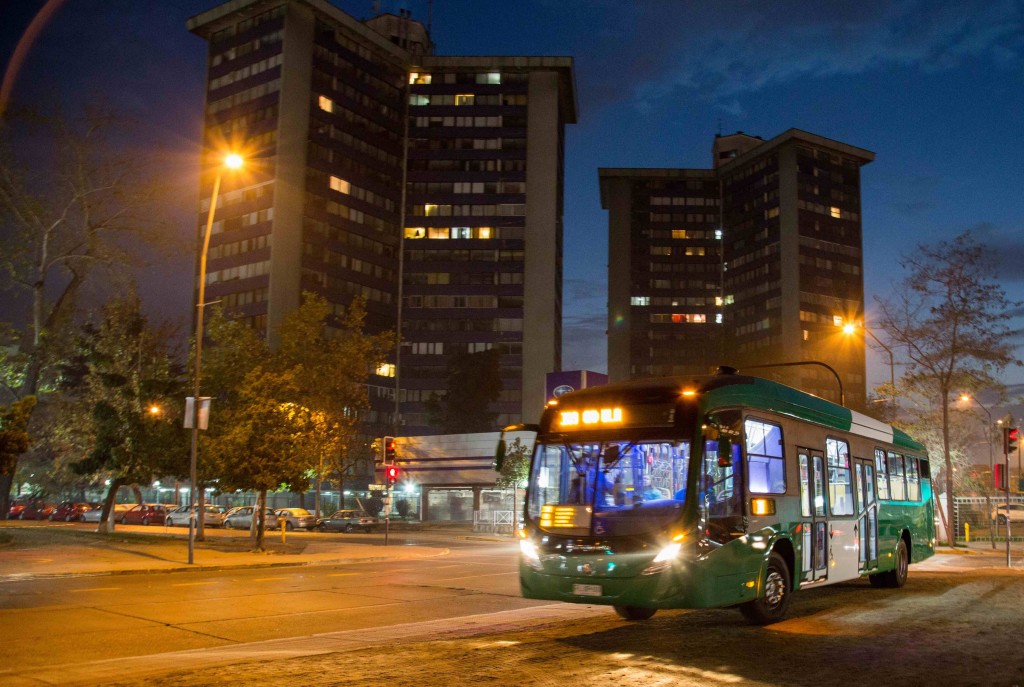 Bus Volvo híbrido hace su debut en el Transantiago
