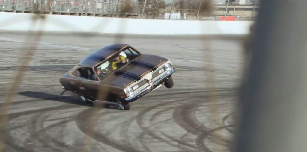 [Video] Un Hemi de 2.500 HP, en 2 ruedas y sobre su techo,  Jay Leno y el ‘Hemi Under Glass’
