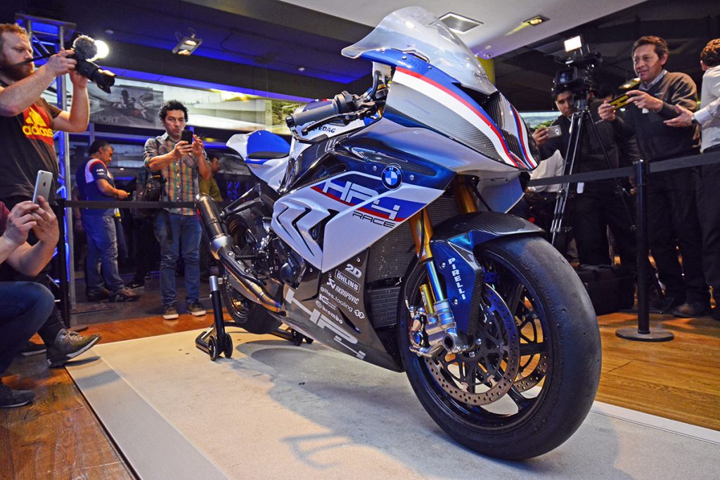 BMW Motorrad inaugura nuevo showroom y lanza la nueva BMW HP4 Race