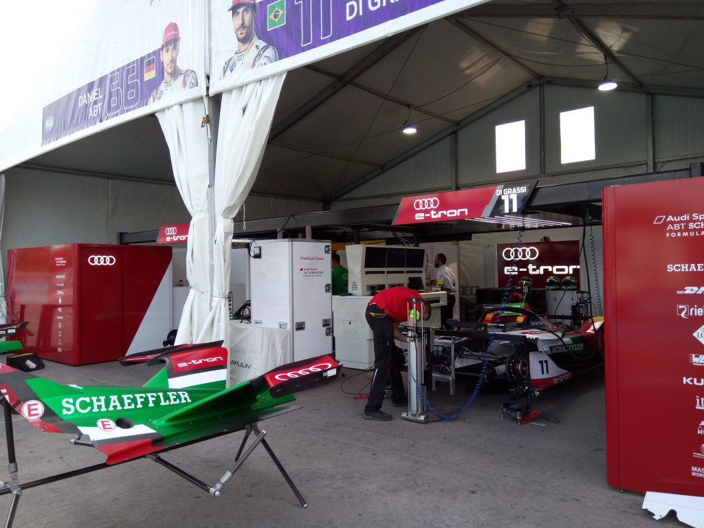[Fórmula E] El equipo Audi Sport ABT Schaeffler trabaja en pits previo a la carrera