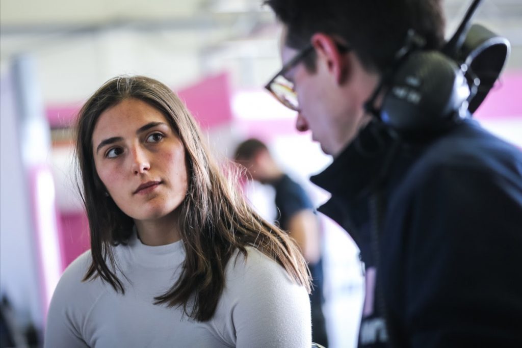 [Fórmula 2] Colombiana Tatiana Calderón se estrena en las calles de Bakú