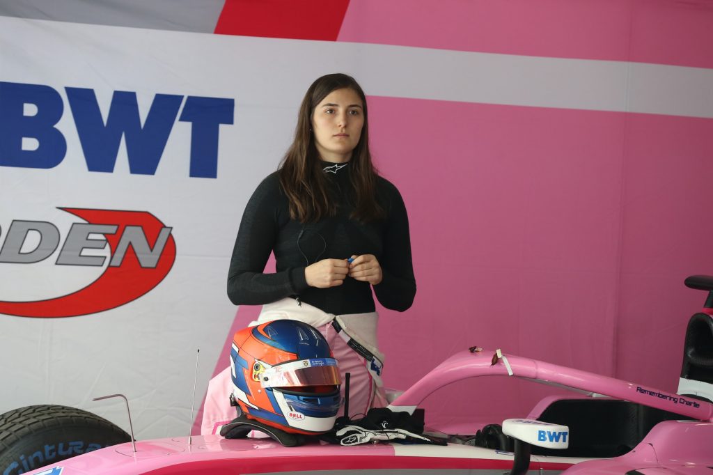 [Fórmula 2] Colombiana Tatiana Calderón lidera, pero se queda sin recompensa en Azerbaiyán