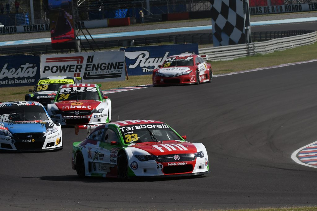[Chilenos en el exterior] Benjamín Hites va por los punteros al Top Race Series de Argentina