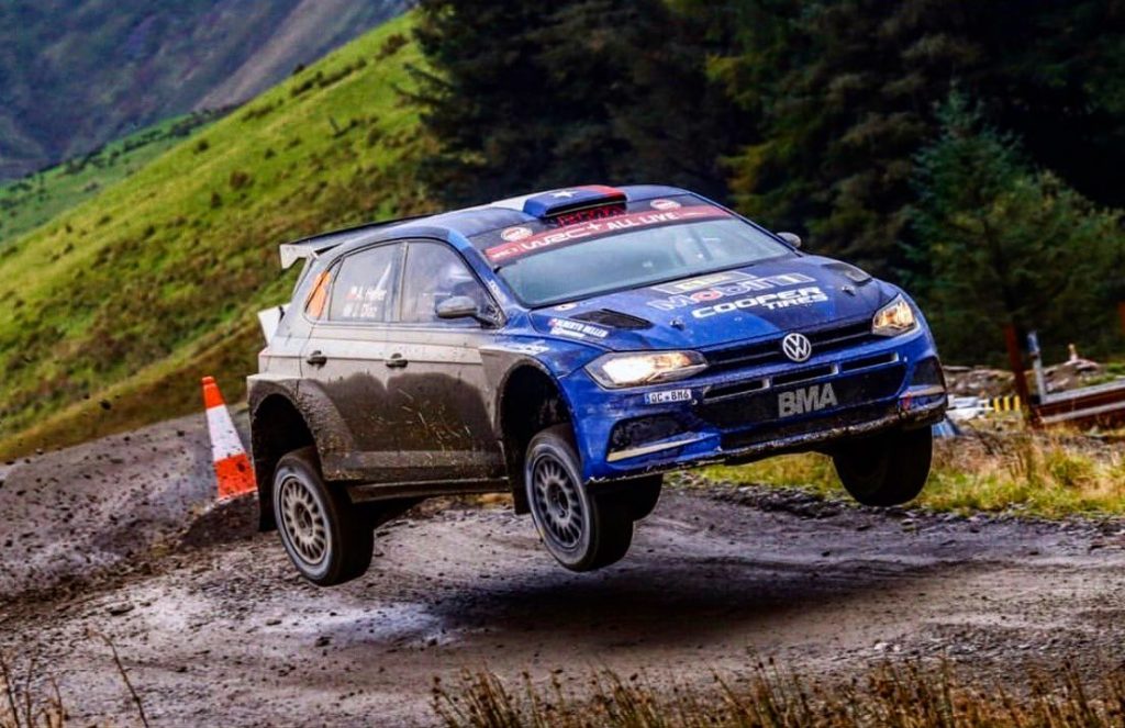 [Chilenos en el exterior] Alberto Heller se ubica sexto en la clasificación del WRC2 en el Rally de Gales