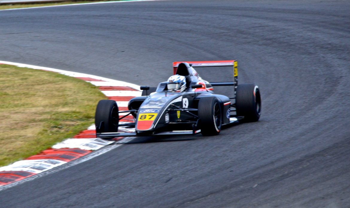 [Chilenos] Incidente marginó a Nicolás Pino en el cierre de la segunda fecha de la F4 británica