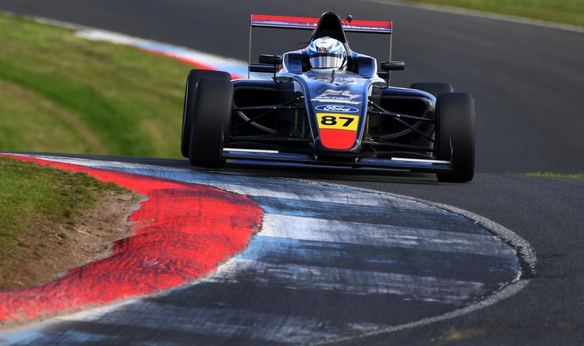 [Chilenos] Nicolás Pino en la F4 británica: «Cada vez que nos subimos al auto, mejoramos; ahora es cosa de tiempo y un poco de suerte»