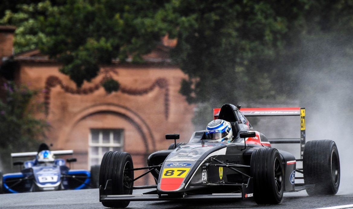 [Chilenos] Nicolás Pino sumó puntos en dos de las tres carreras de la tercera fecha de la Fórmula 4 británica