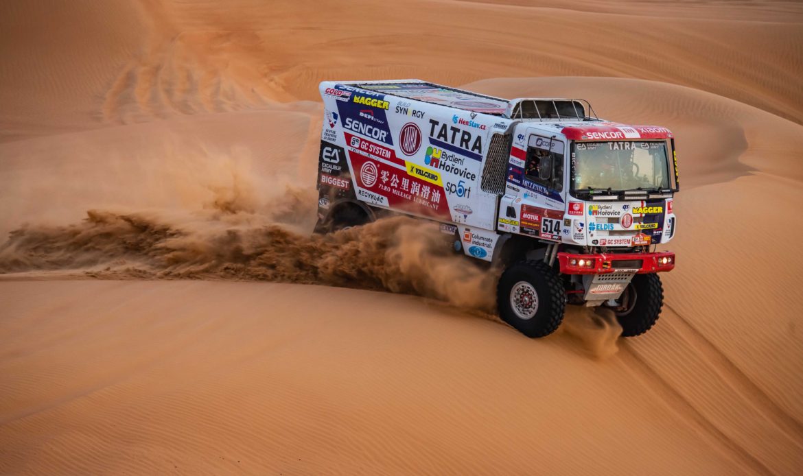 [Chilenos en el exterior] Ignacio Casale junto a su equipo Tatra Buggyra Racing estrenan el nuevo camión del equipo