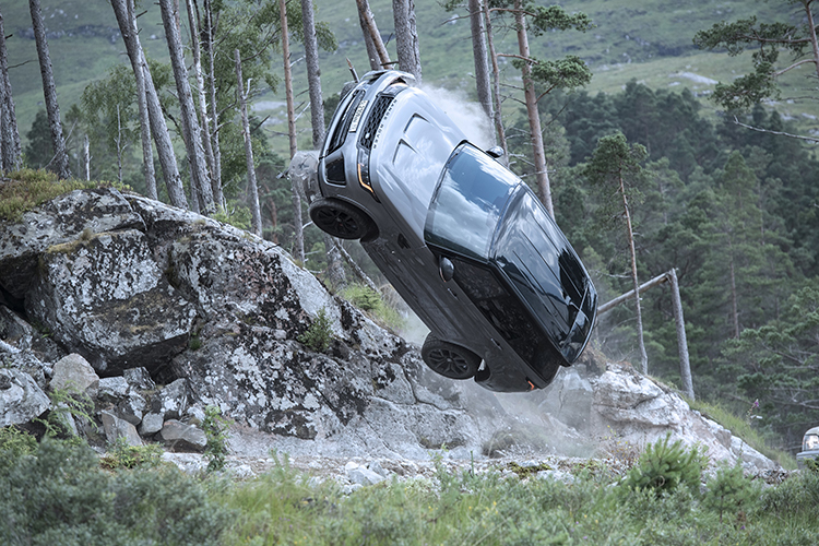 Jaguar Land Rover actúa en No Time To Die con el Defender, el Range Rover Sport SVR y el Jaguar XF