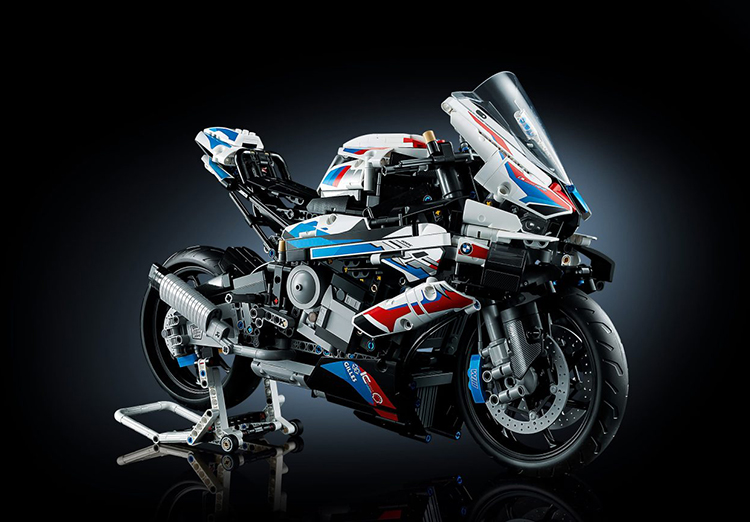 LEGO presenta en Chile la réplica a escala de la poderosa moto BMW M 1000 RR