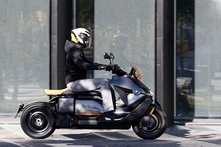 BMW CE 04, una moto scooter como sacada de película futurista