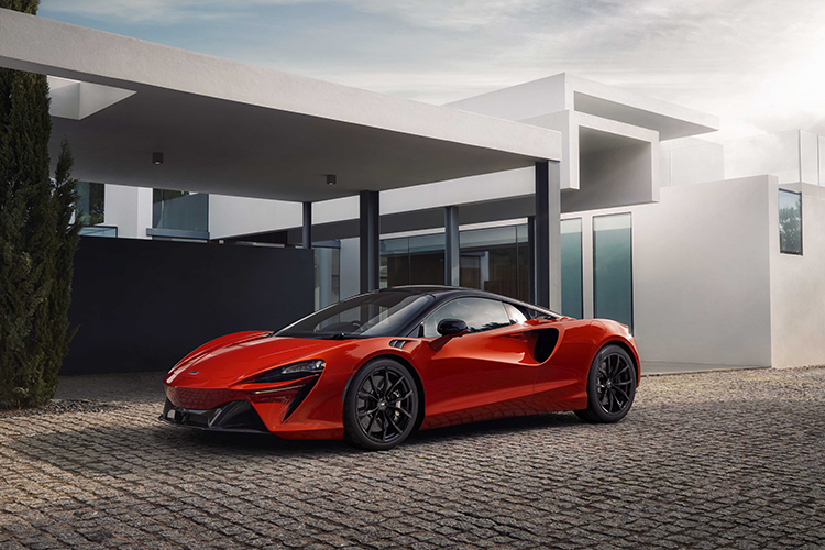 McLaren presentó en Chile su primer superdeportivo híbrido enchufable